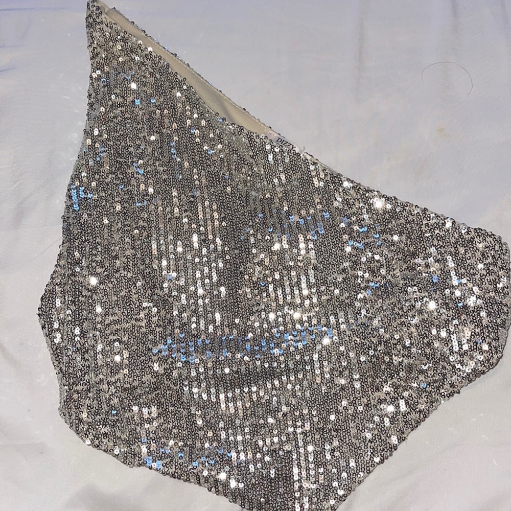 one shoulder party top! super cute and very flattering!! SIZE: s